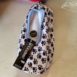 NWT SNOOZIES SLIPPERS NON-SLIP PAW PRINT SIZE LARGE (9-10)